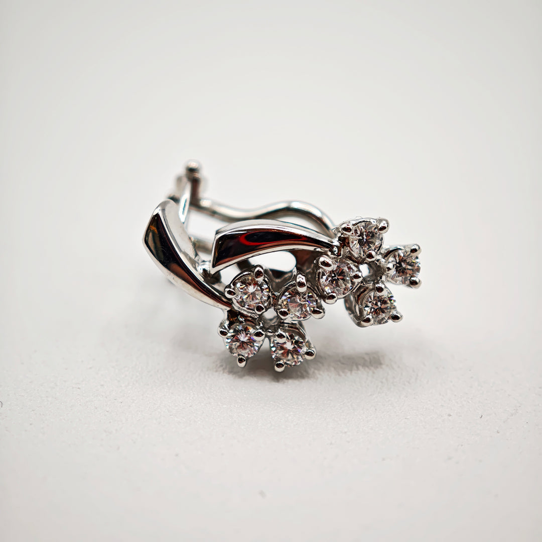 21011788 Diamond earrings.