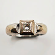 21012907 White gold diamond ring.